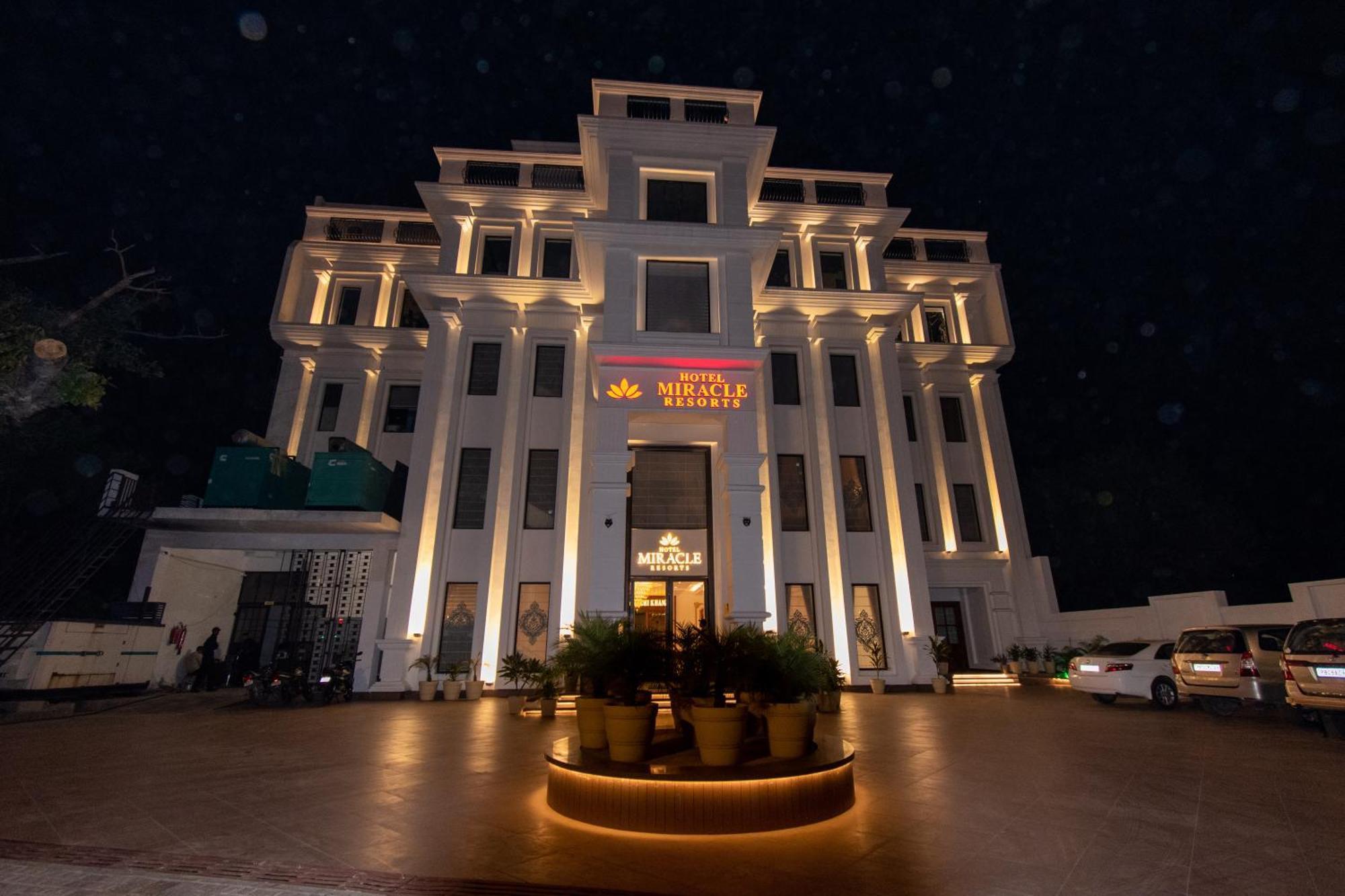 Hotel Miracle Resort Phagwāra Exterior photo
